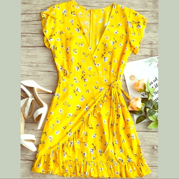 Zaful Dresses & Skirts - Plunging Neck Floral Ruffles Dress
